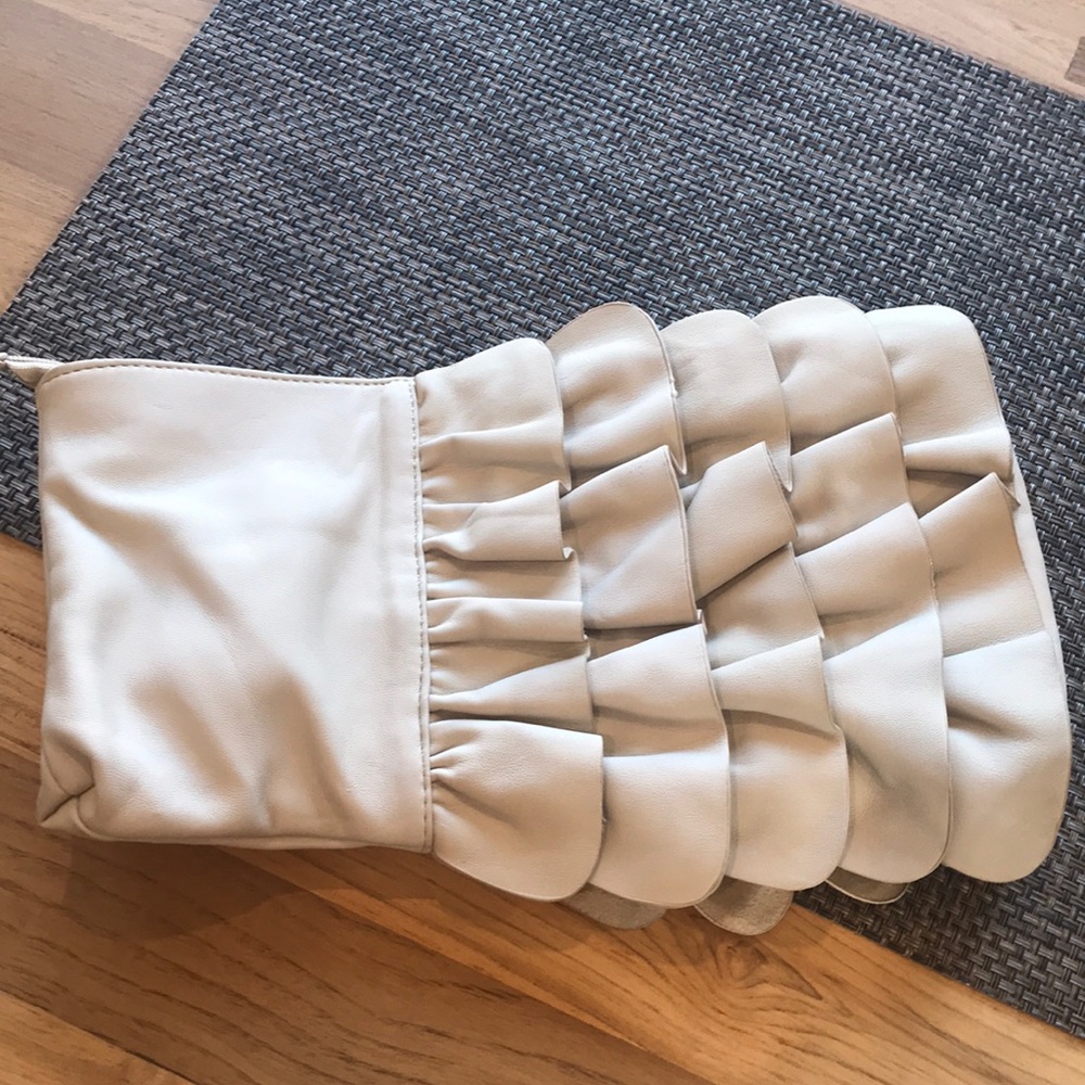 🌷Adorable ruffled clutch purse🌷